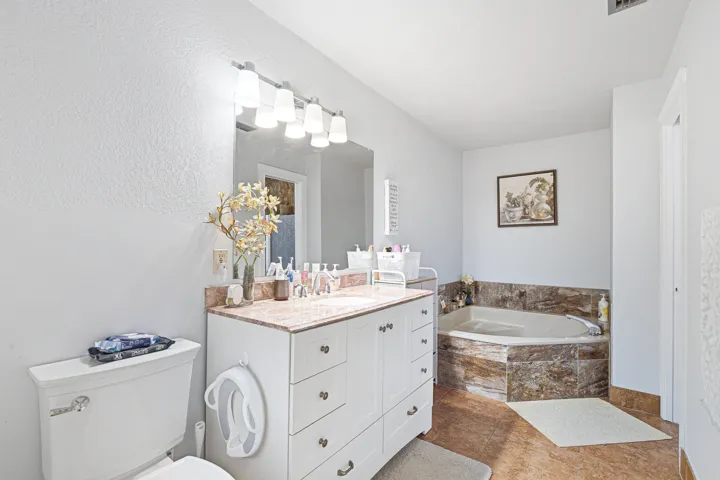 MASTER-BATH-TUB-SIDE
