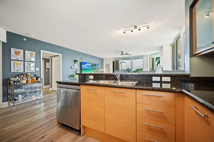 12-web-or-mls-2001-n-ocean-blvd-304