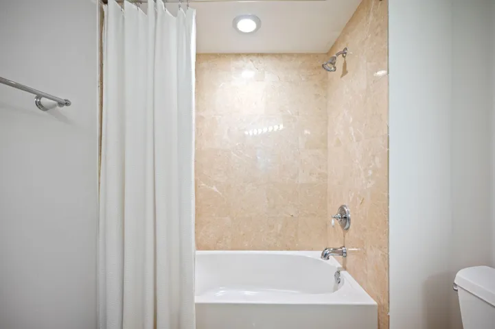 22-web-or-mls-2001-n-ocean-blvd-304