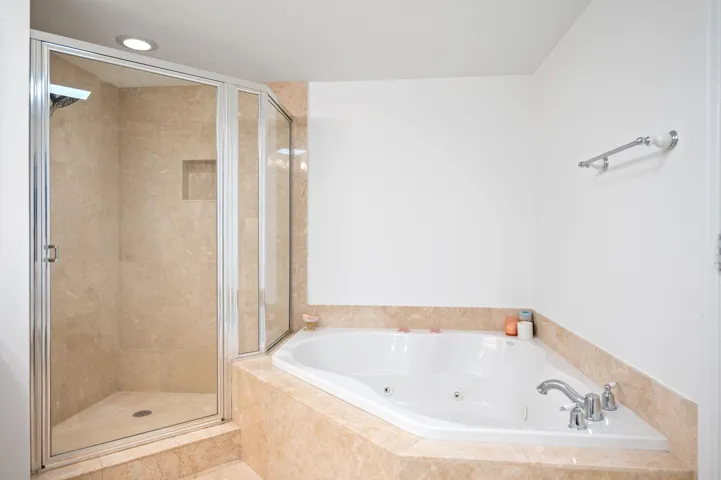 18-web-or-mls-2001-n-ocean-blvd-304