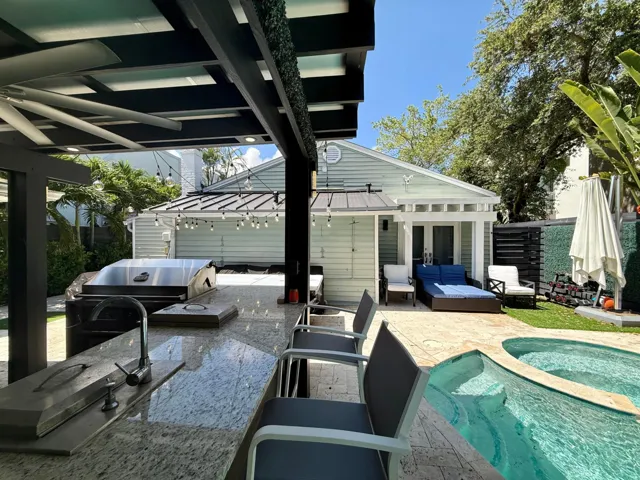 Pool & Outdoor Kitchen