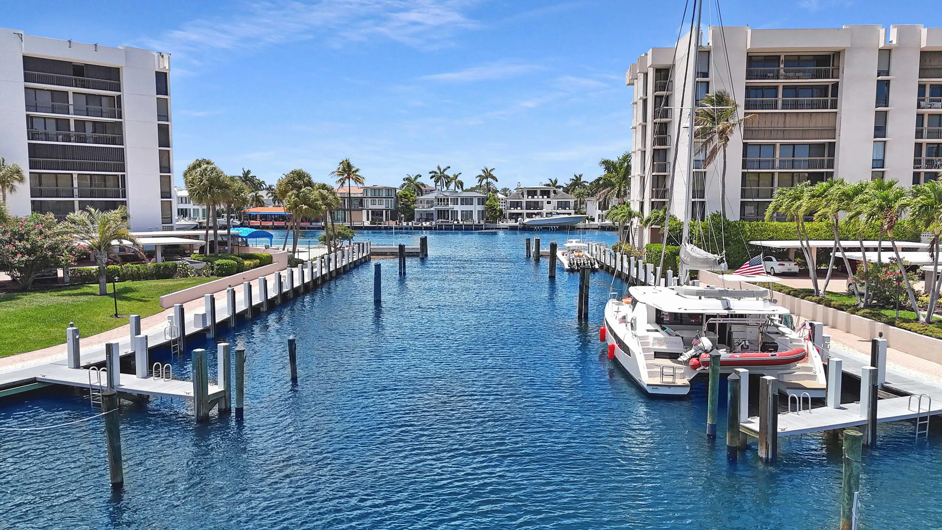 yacht-and-racquet-club-505f-foyer