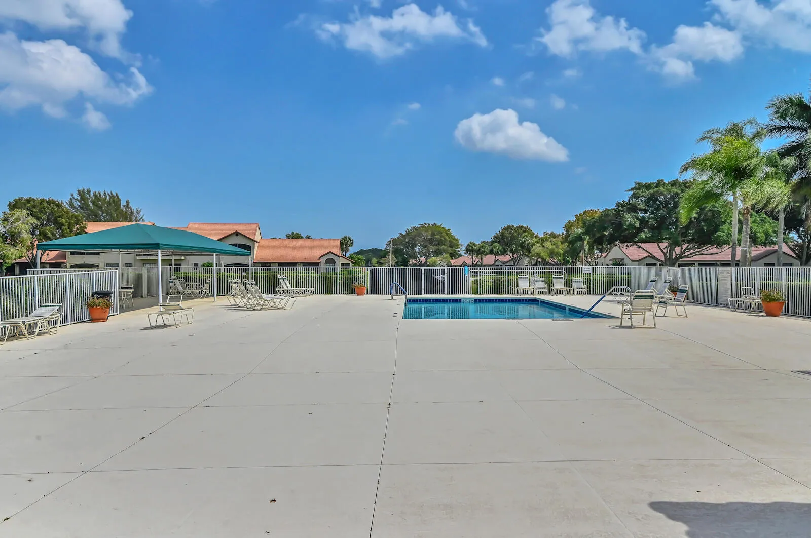 27 Swimming pool 01
