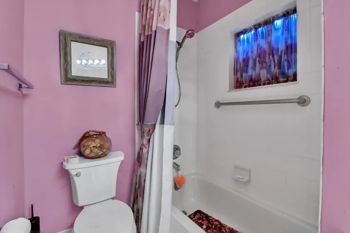 07 Bathroom 02