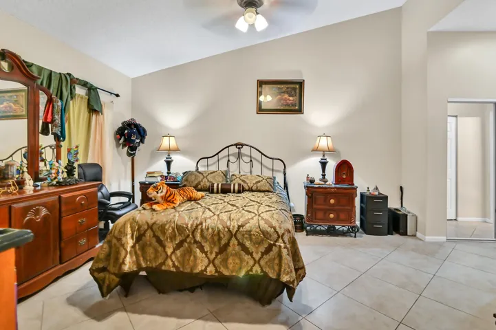 18 Bedroom 01