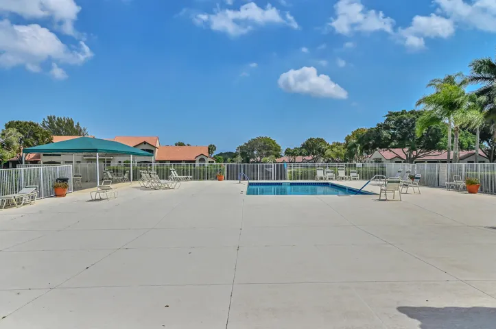 27 Swimming pool 01