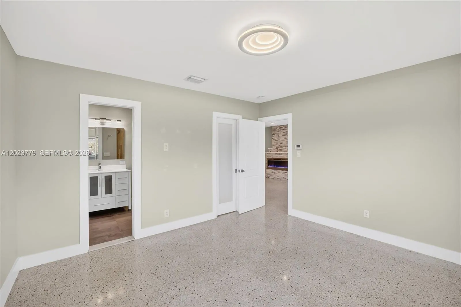Primary bedroom w/ en suite bathroom and walk in closet