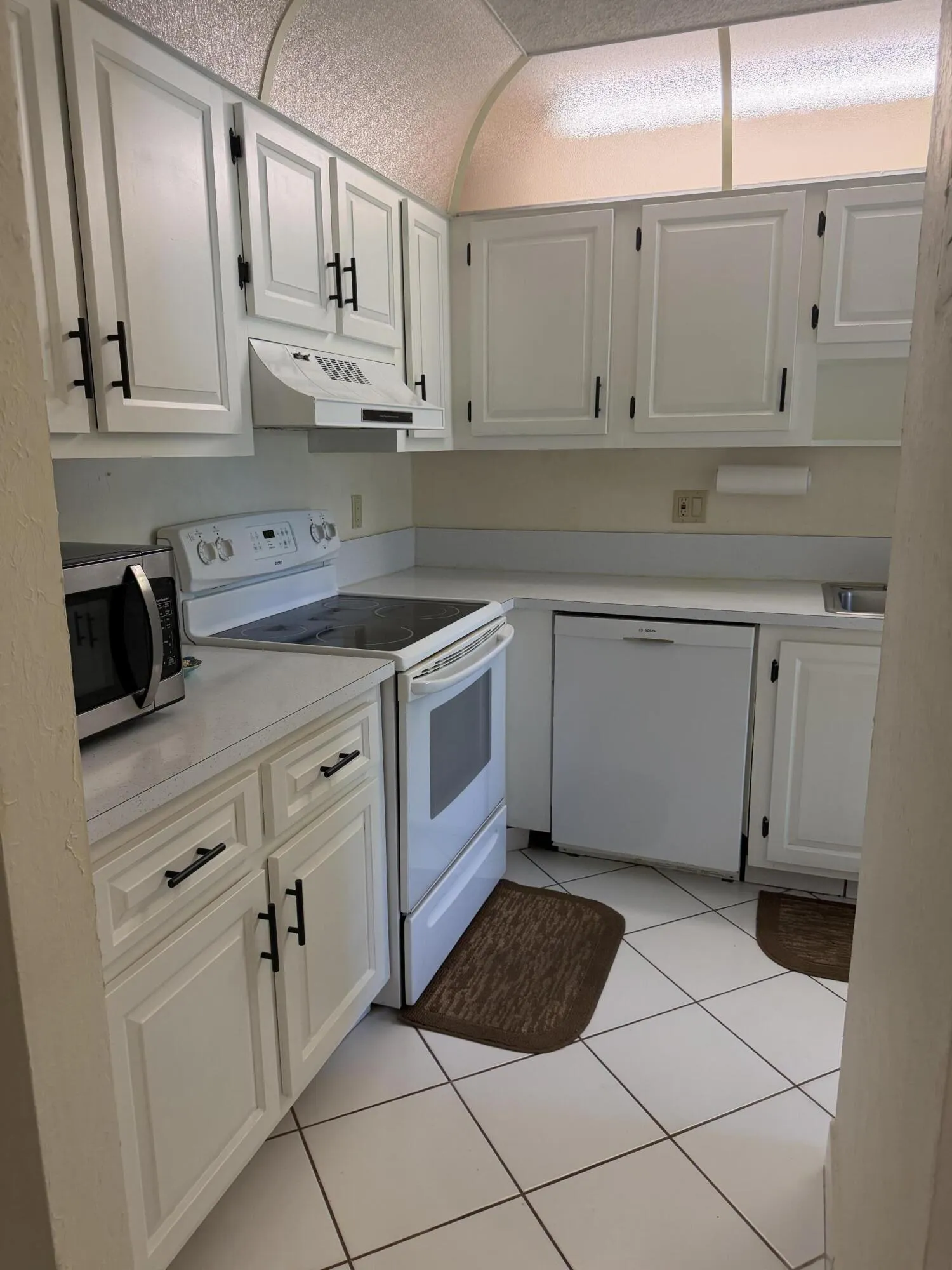 White kitchen appliances: DW, stove oven Refrigerator