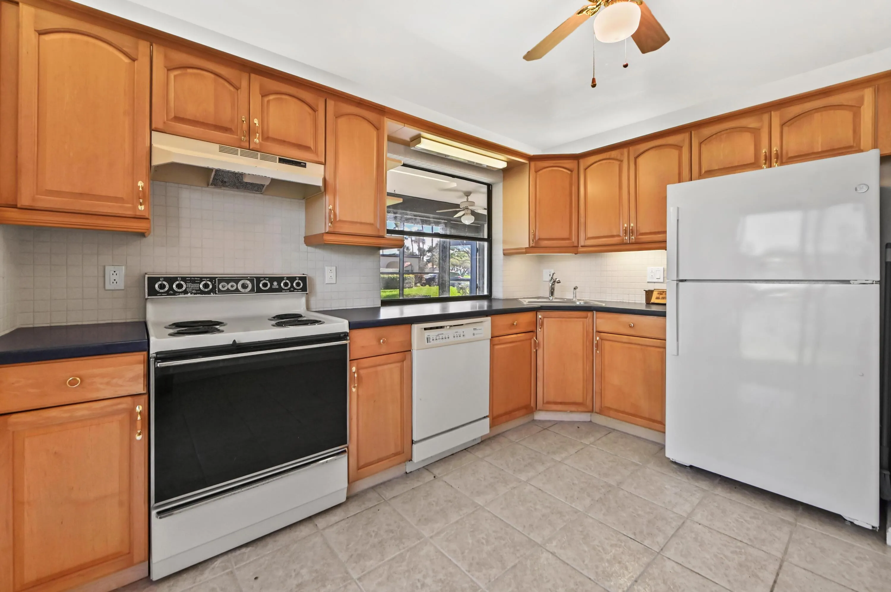 24 Kitchen 02