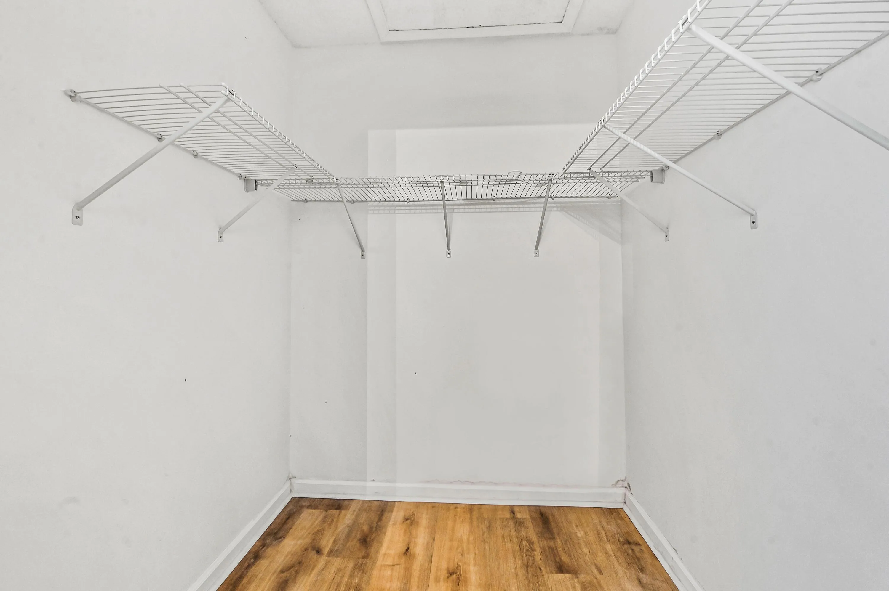 22 Closet 01