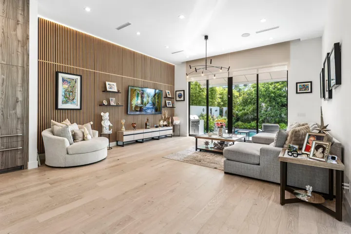 009-917Northeast8thAvenue-DelrayBeach-FL