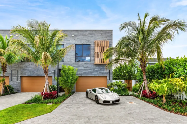 917 Garage and Driveway