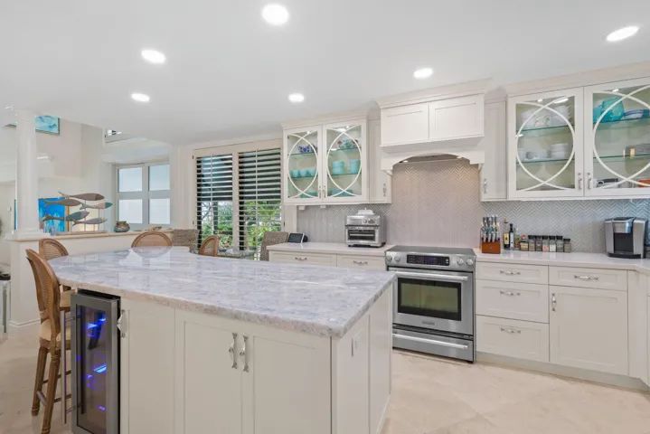 3010 N.E. 49th St. - 32.jpg-SMALL