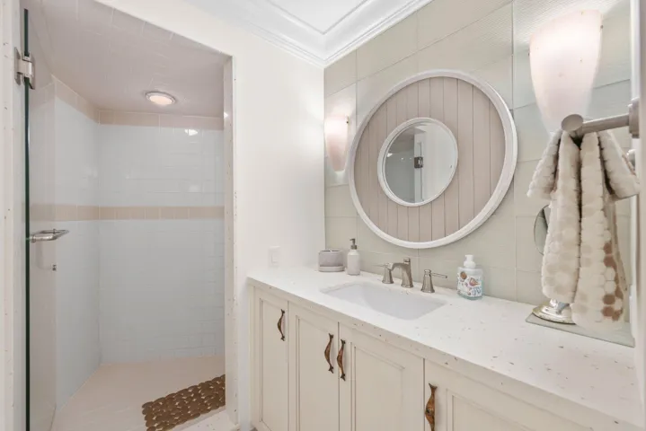 3010 N.E. 49th St. - 41.jpg-SMALL