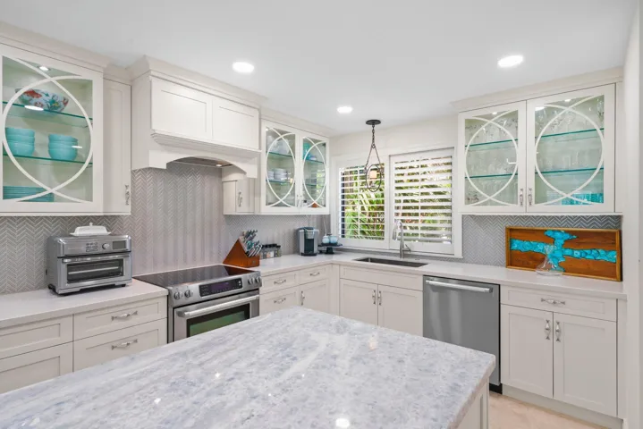 3010 N.E. 49th St. - 27.jpg-SMALL