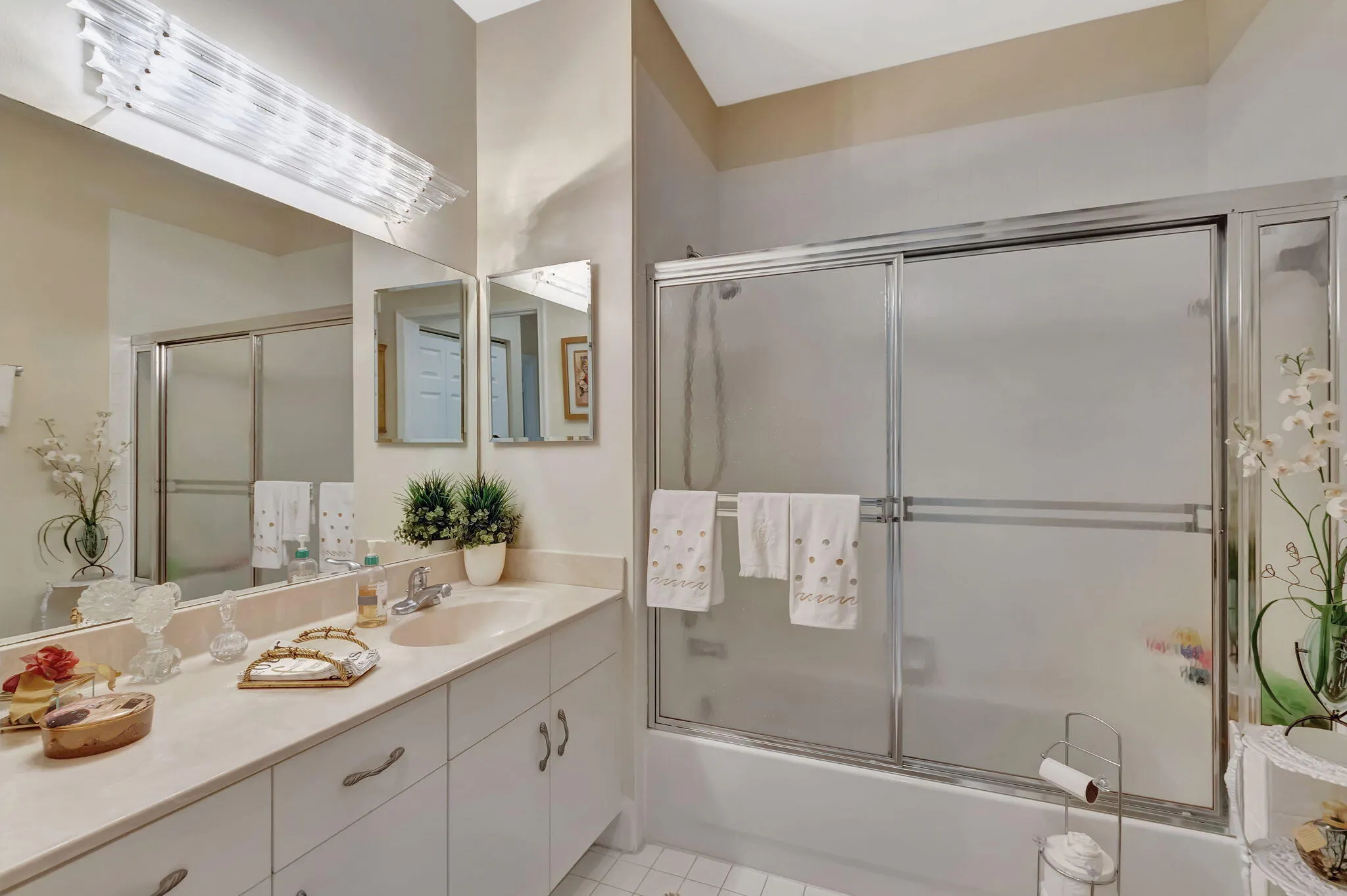 Cozy Guest Bathroom