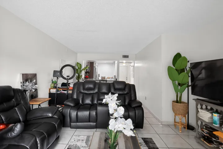 07_20805_NE_8th_Ct-Living_room-9308