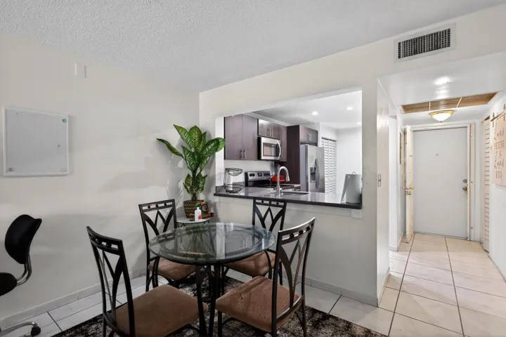 18_20805_NE_8th_Ct-Dining_room-9304