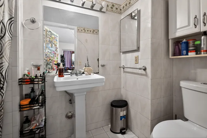 26_20805_NE_8th_Ct-Bathroom-9327