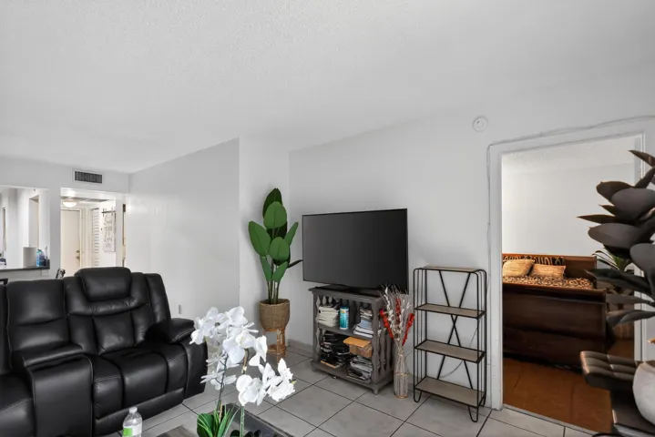 06_20805_NE_8th_Ct-Living_room-9331