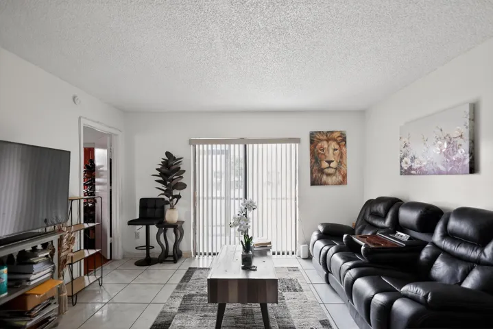 10_20805_NE_8th_Ct-Living_room-9310