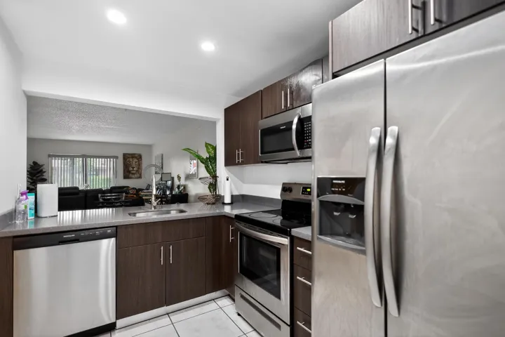 13_20805_NE_8th_Ct-Kitchen-9332