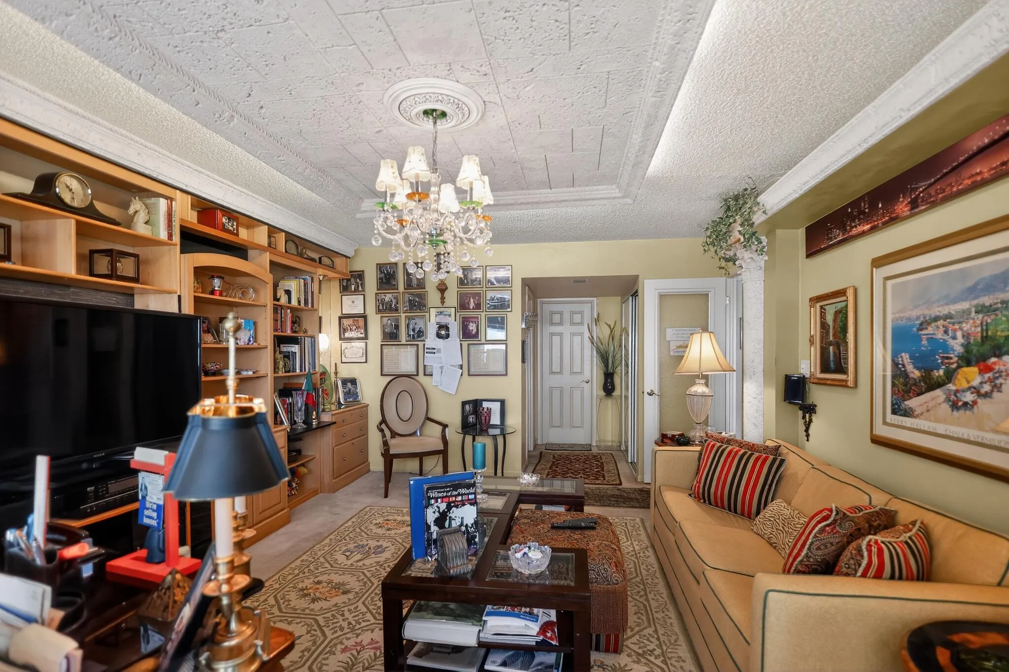 11_3400_Galt_Ocean_Dr-Living_room-9182
