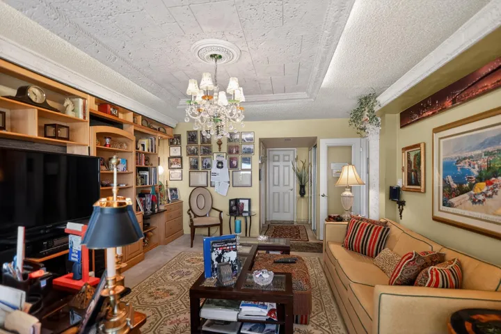 11_3400_Galt_Ocean_Dr-Living_room-9182