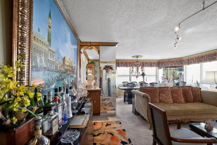 10_3400_Galt_Ocean_Dr-Living_room-9175