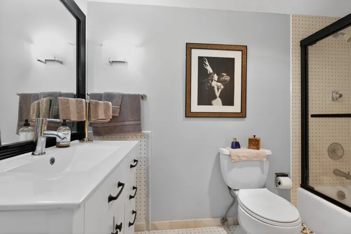 18_3400_Galt_Ocean_Dr-Bathroom-9187