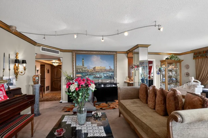 09_3400_Galt_Ocean_Dr-Living_room-9173