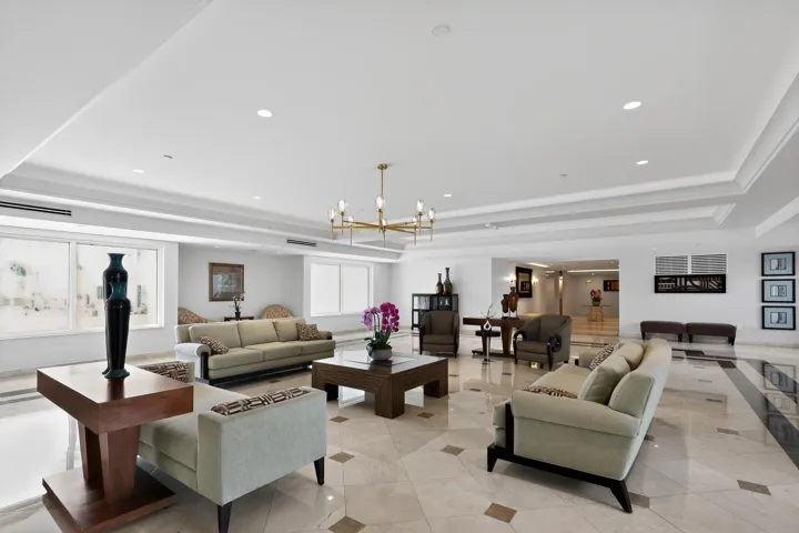 07_3400_Galt_Ocean_Dr-Foyer-9194