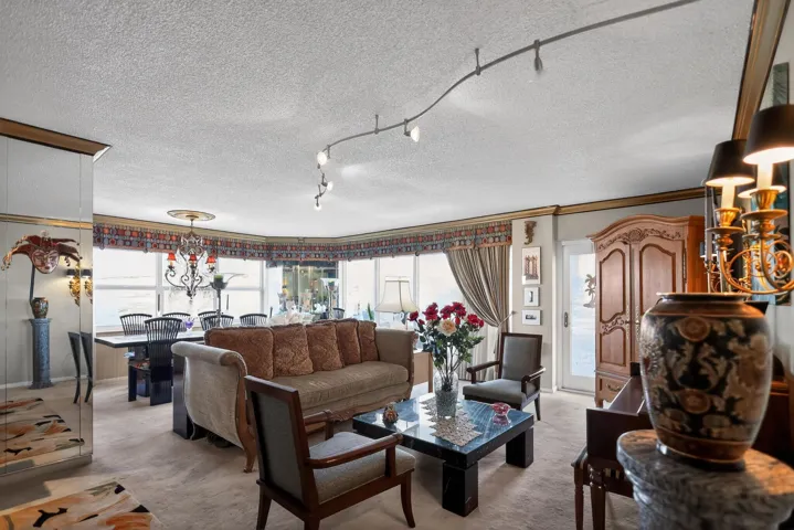 12_3400_Galt_Ocean_Dr-Living_room-9172