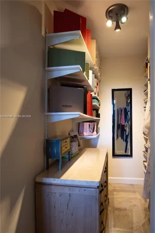 Walk-in-closet