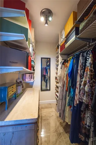 Walk-in-closet