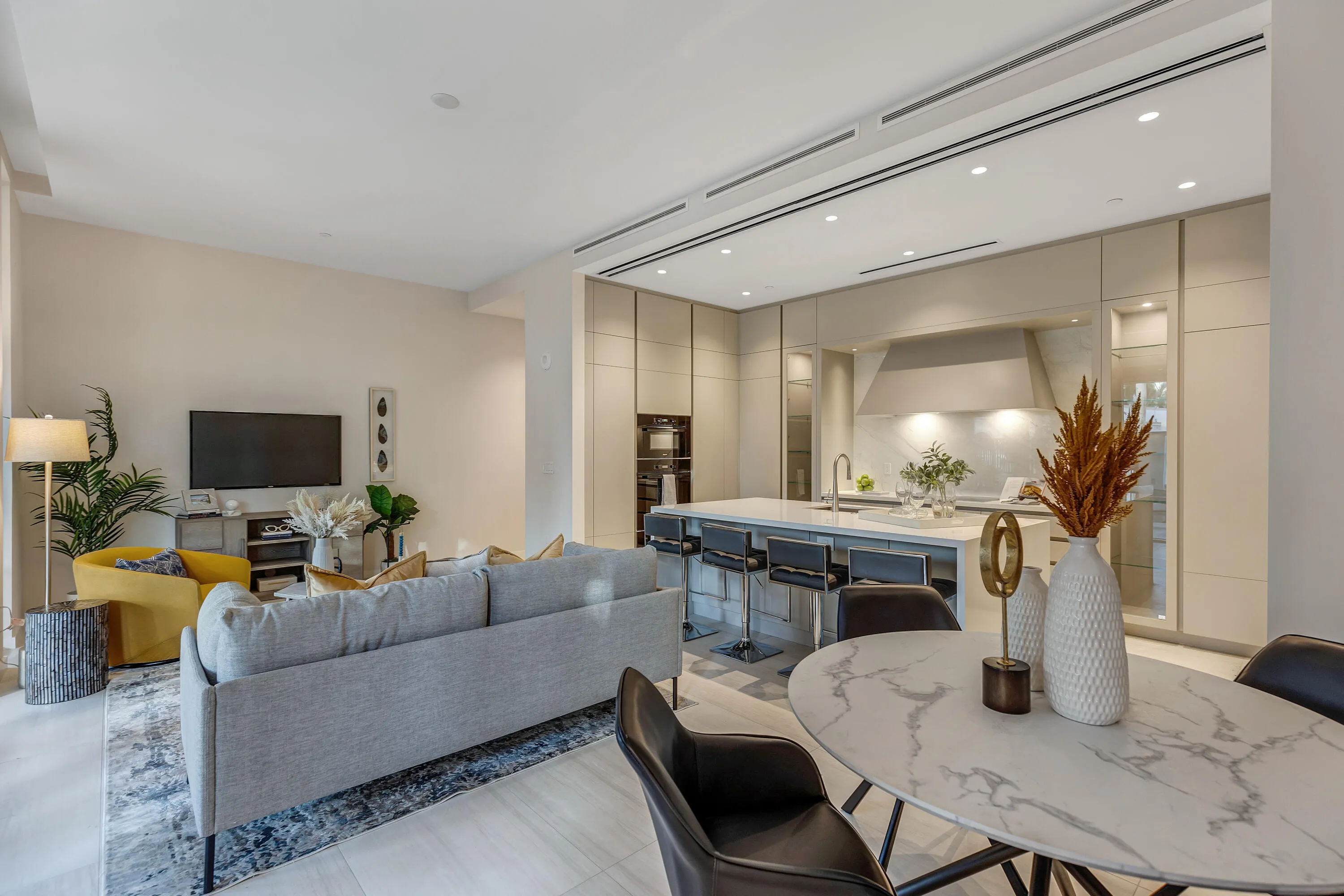 Living Room/Breakfast Area