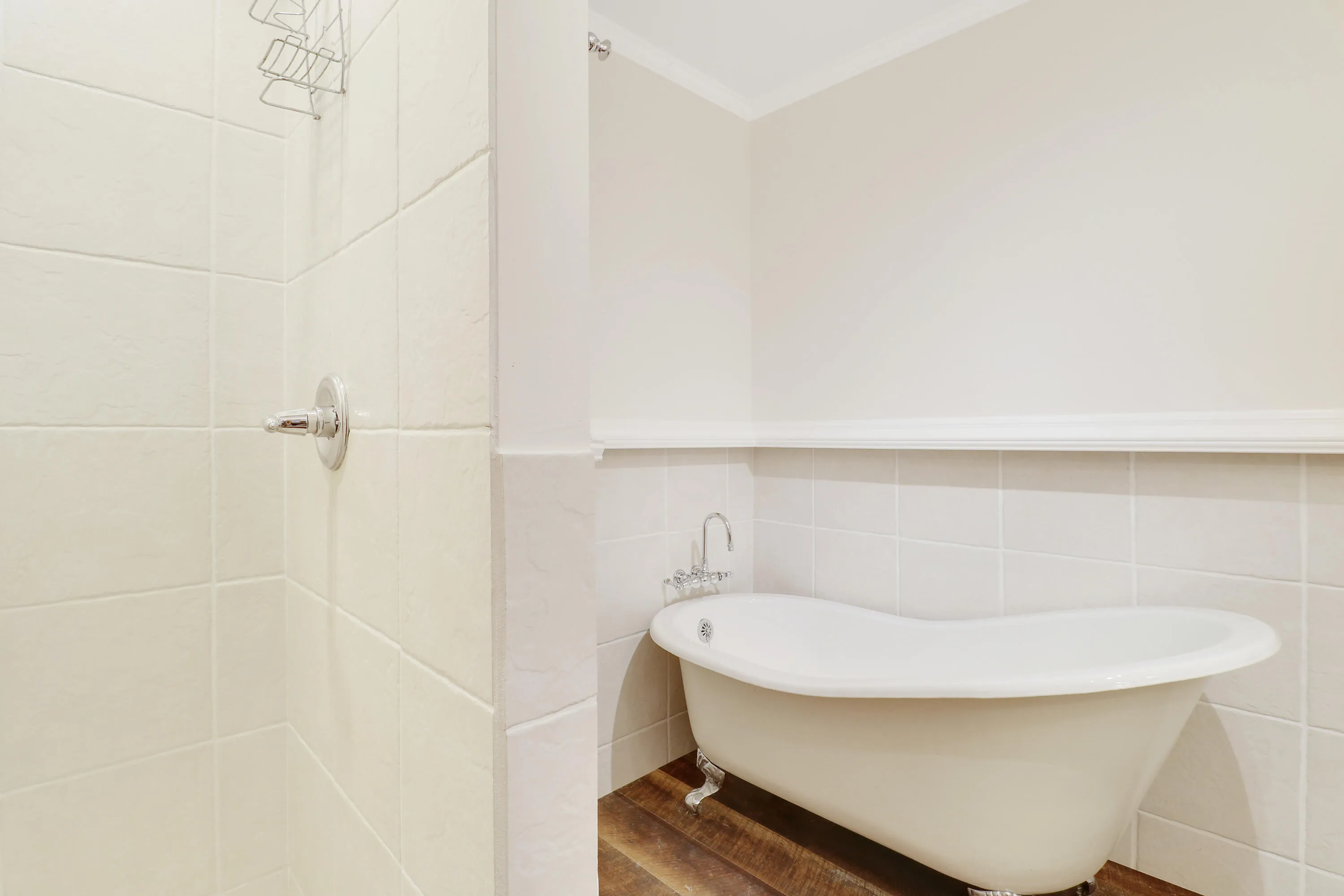 Tub/Shower in 2nd Bathroom