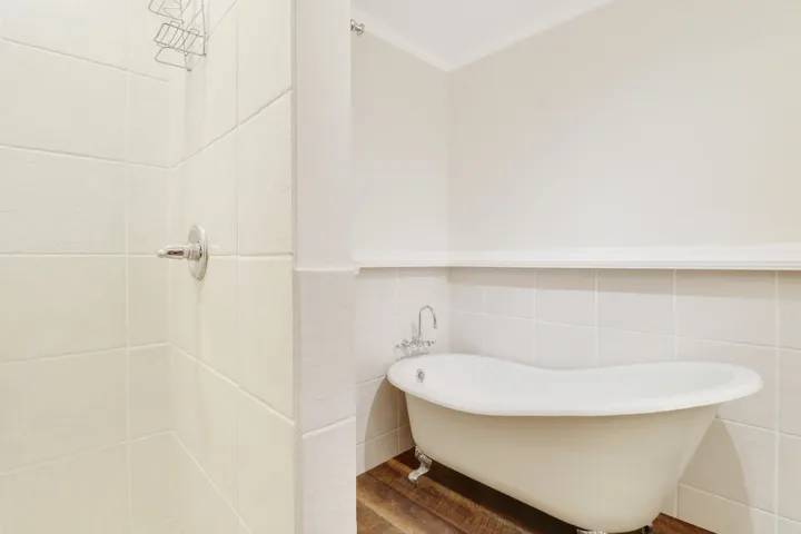 Tub/Shower in 2nd Bathroom