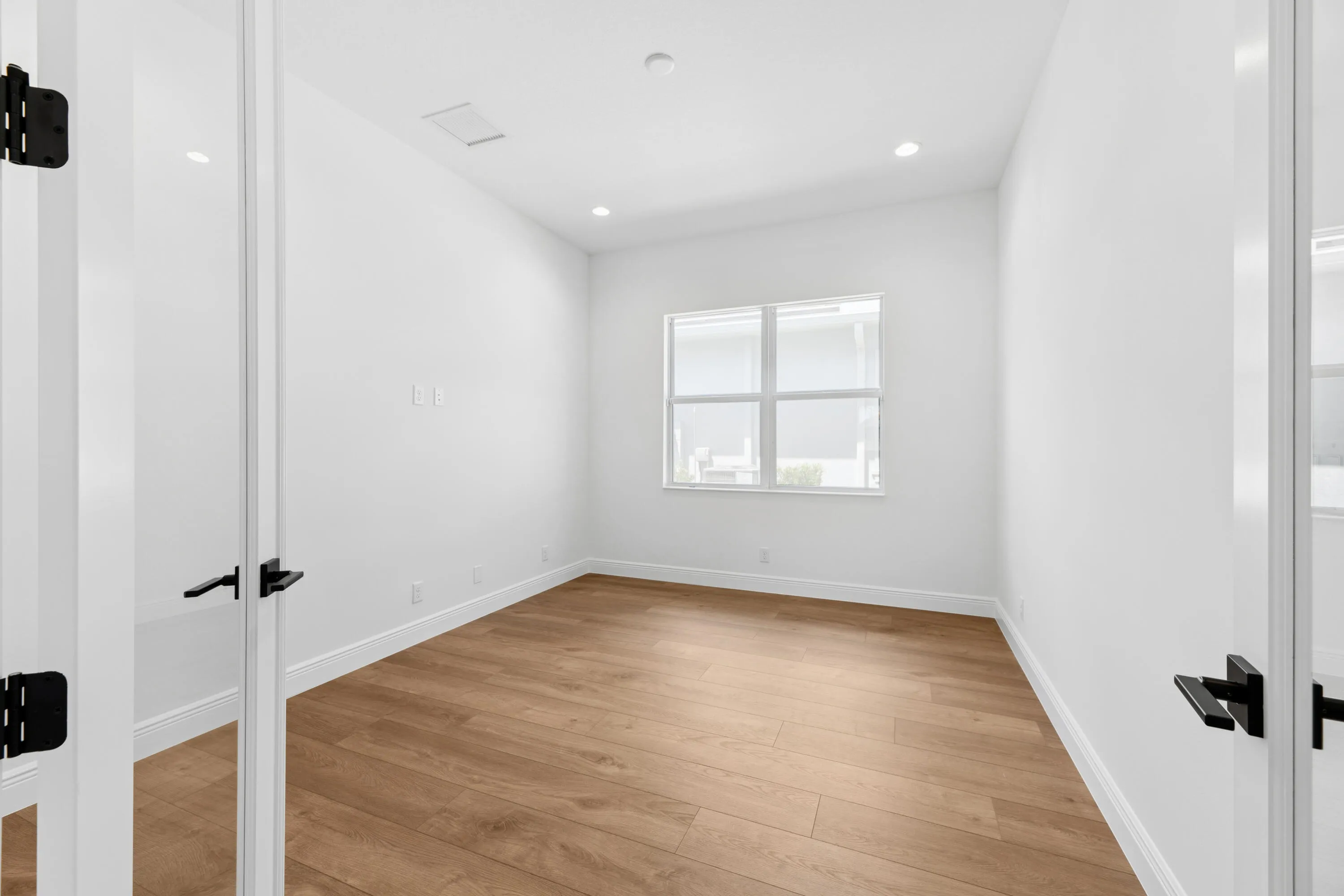 OFFICE WITH ADDITIONAL ROOM FOR GUEST