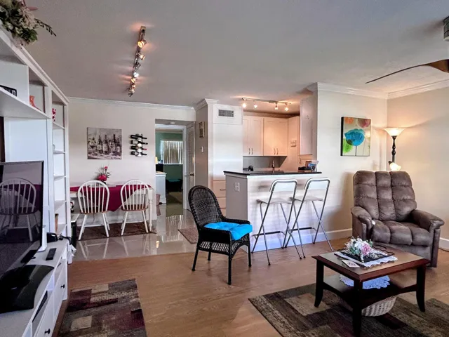 Dining/kitchen