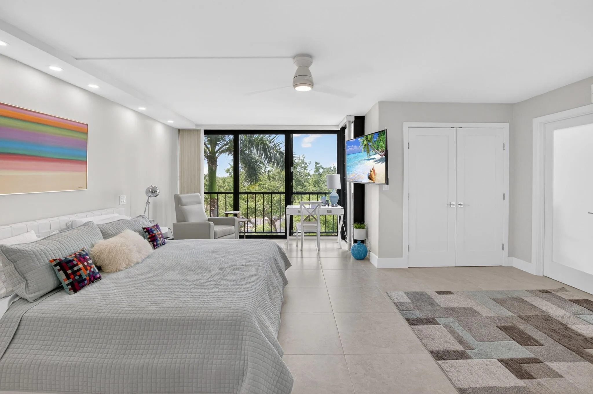 Large Main Bedroom with Sky View