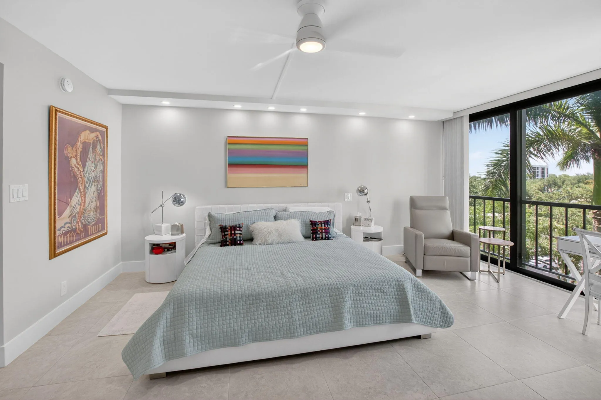 Large Main Bedroom with Sky View