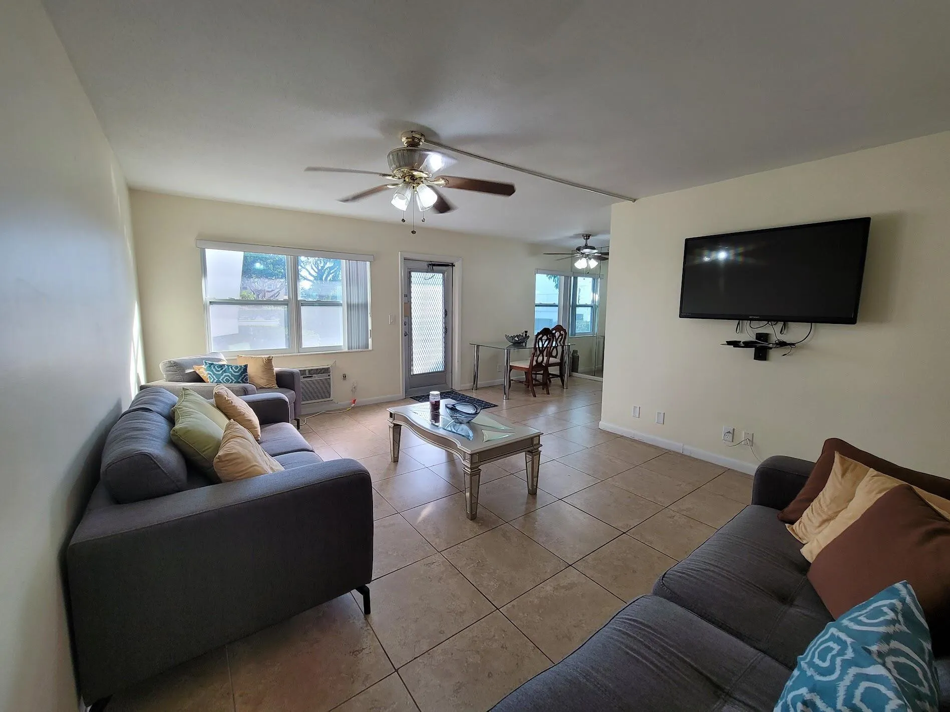 LIVINGROOM 1