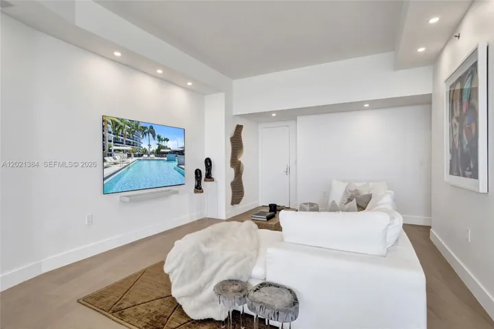 BRIGHT AND SPACIOUS LUXURY LIVING WITH EXTRA COMFORT!