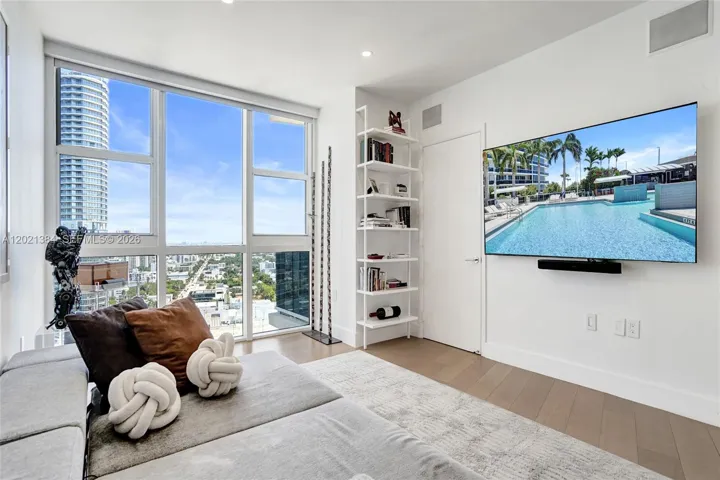 BRIGHT AND SPACIOUS BEDROOM WITH BALCONY!