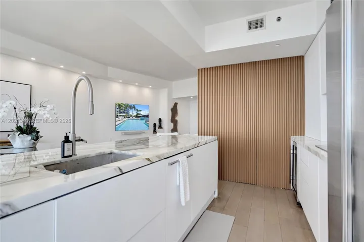 BRIGHT AND FULLY UPGRADED KITCHEN WITH MARBLE COUNTERTOP!