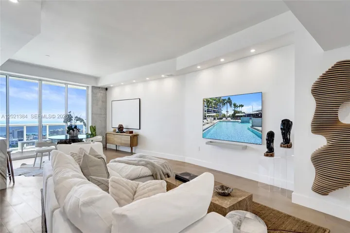 BRIGHT AND SPACIOUS LUXURY LIVING WITH A VIEW!