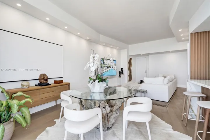 BRIGHT AND SPACIOUS LUXURY LIVING WITH EXTRA COMFORT!