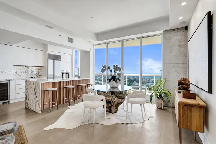 BRIGHT AND SPACIOUS LUXURY LIVING WITH A VIEW!