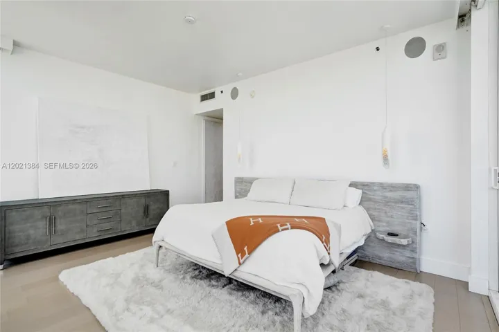 BRIGHT AND SPACIOUS MASTER BEDROOM!